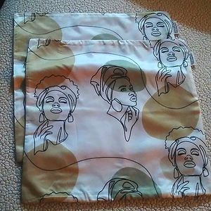 🖐🏽 Two Izzy and Liv pillowcases